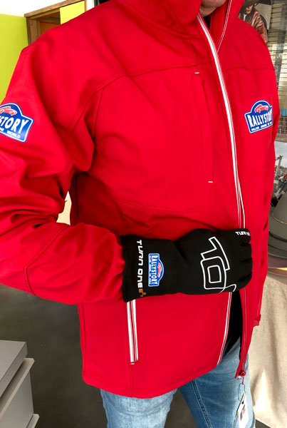 Veste coupe vent et gants floqués